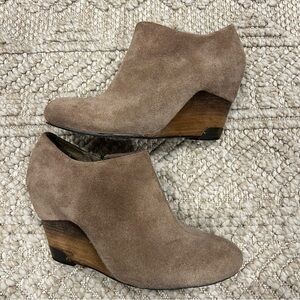 Vince Camuto Suede Ankle Wedge Boots Tan Booties Size 8